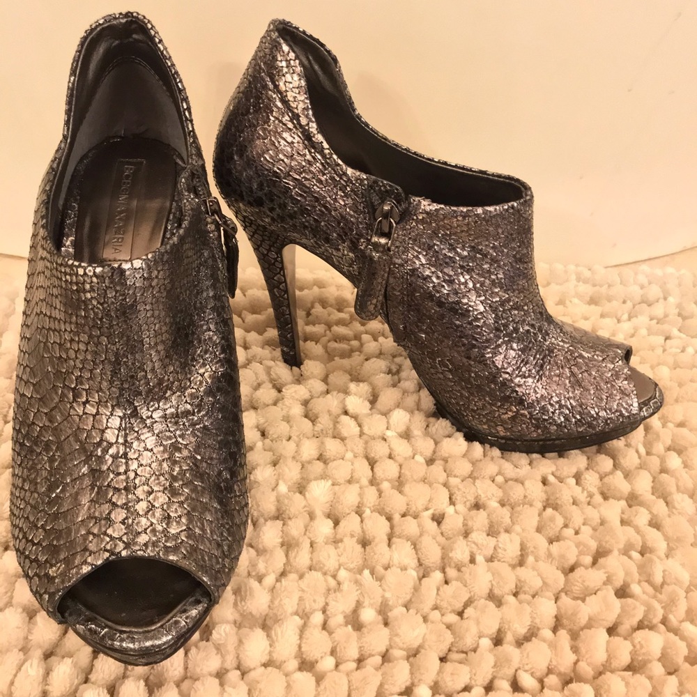 BCBG Silver Snake pattern peep toe shoe, 8.5B